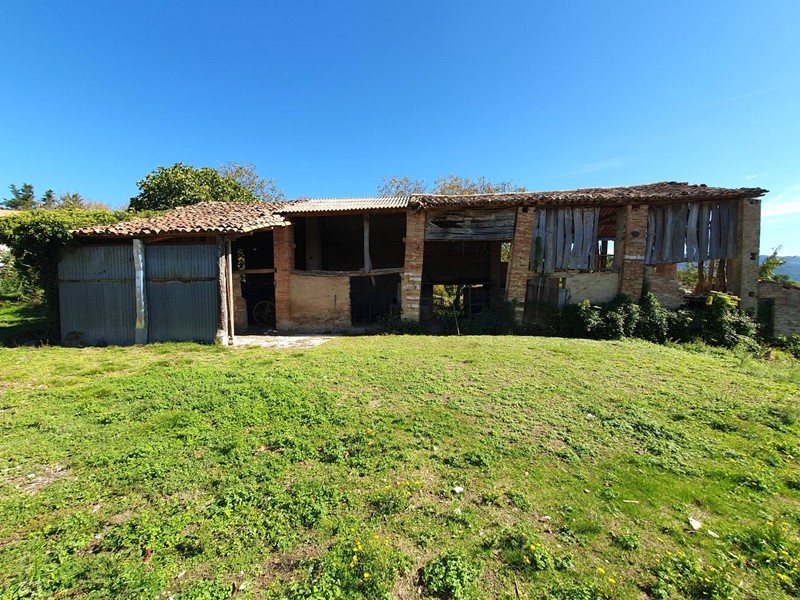 Rustico in Vendita a Fabriano, 70'000€, 320 m²
