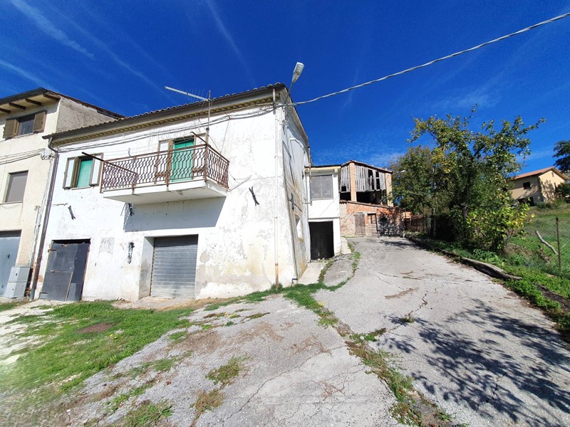 Casa Semi Indipendente in Vendita a Fabriano, 140'000€, 420 m²