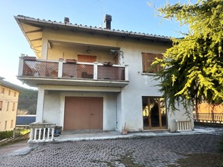 Casa Indipendente in Vendita a Fabriano, 250'000€, 400 m², con Box