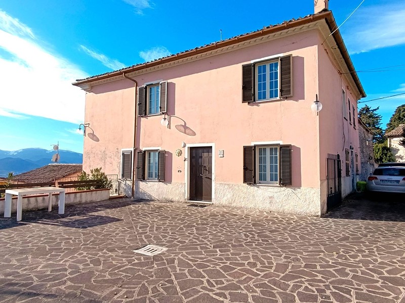 Casa Indipendente in Vendita a Fabriano, 200'000€, 240 m², con Box