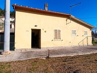 Casa Indipendente in Vendita a Fabriano, 90'000€, 60 m², con Box