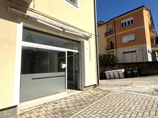 Immobile commerciale in Vendita a Fabriano, 40'000€, 67 m²