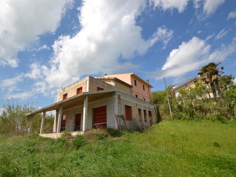 Villa in Vendita a Acquaviva Picena, 250'000€, 350 m²