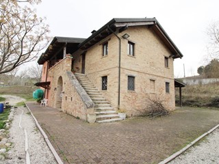 Rustico in Vendita a Castel di Lama, 178'000€, 450 m²