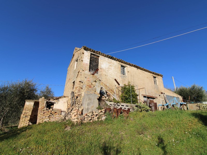 Rustico in Vendita a Acquaviva Picena, 150'000€, 227 m²