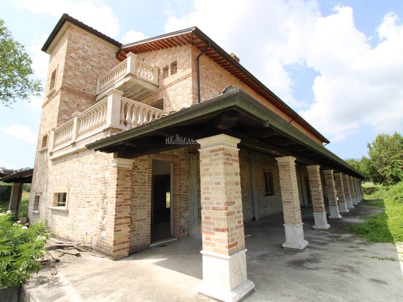 Rustico in Vendita a Folignano, 1068 m²