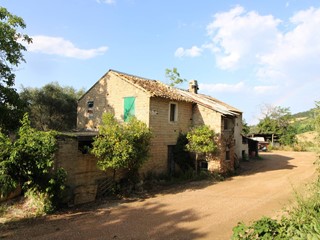 Rustico in Vendita a Montefiore dell'Aso, 240'000€, 300 m²