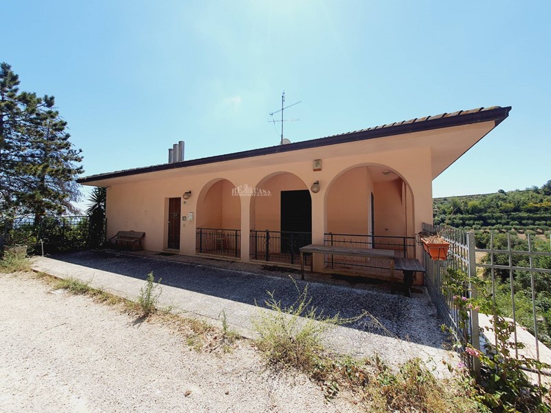 Casa Indipendente in Vendita a Montefiore dell'Aso, 478 m²