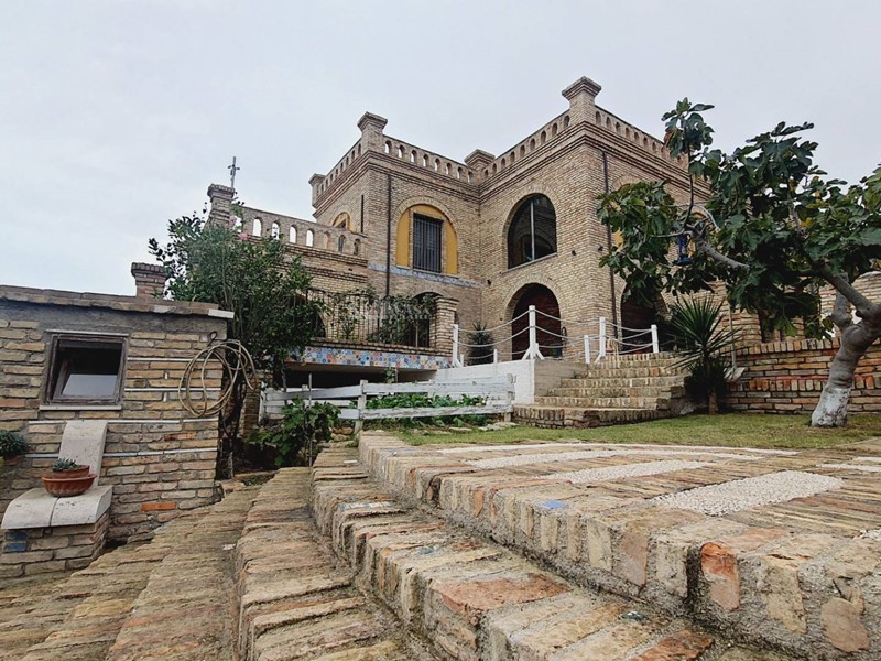 Villa in Vendita a Tortoreto, 500 m²