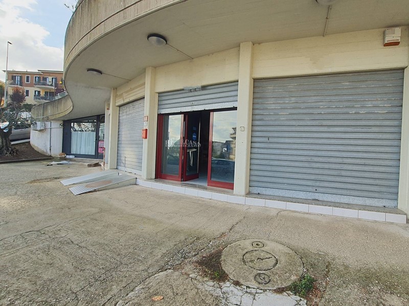 Immobile commerciale in Vendita a Monteprandone, 145'000€, 259 m²