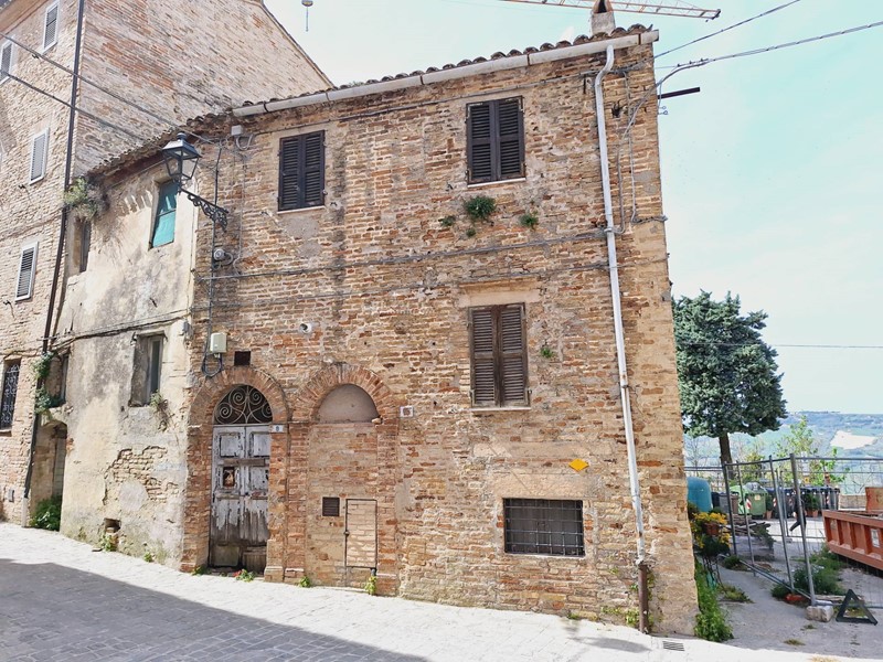 Casa Indipendente in Vendita a Montefiore dell'Aso, 130 m²