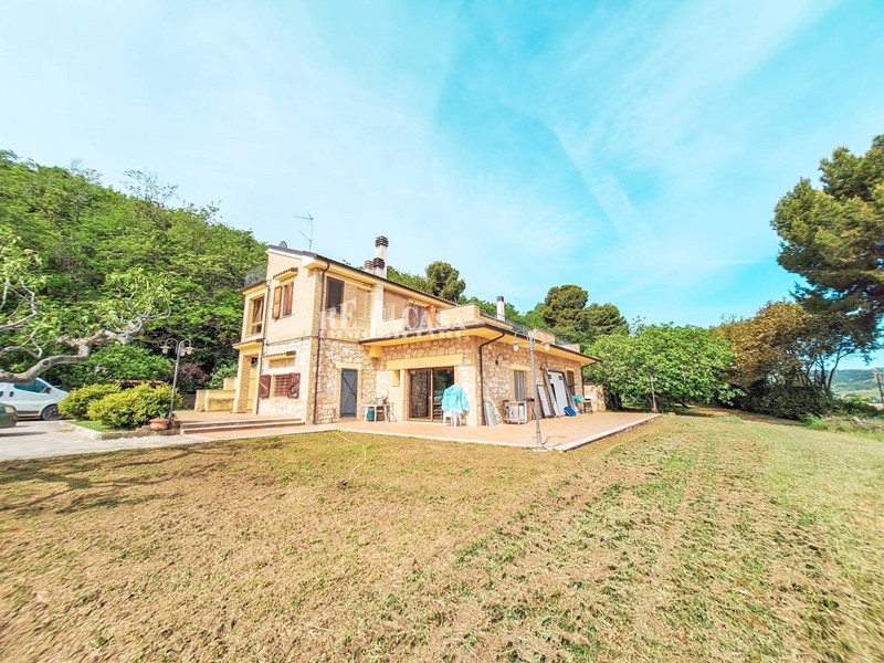 Villa in Vendita a Ripatransone, 650'000€, 410 m²