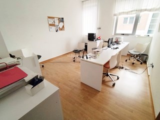 Immobile commerciale in Vendita a San Benedetto del Tronto, 250'000€, 208 m²