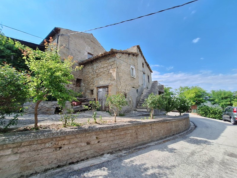 Rustico in Vendita a Roccafluvione, 100'000€, 100 m²