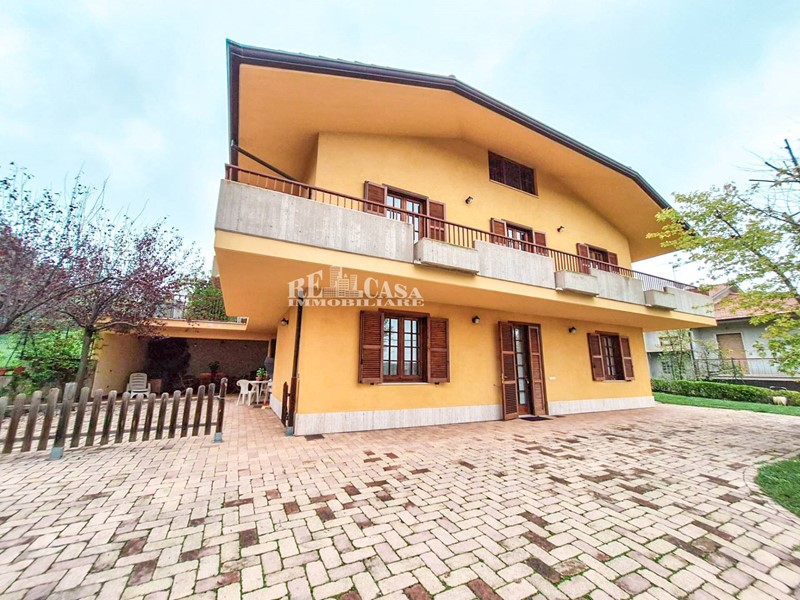 Villa in Vendita a Sant'Omero, 315'000€, 300 m²