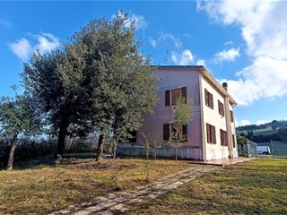Casa Indipendente in Vendita a Montefiore dell'Aso, 210'000€, 180 m²