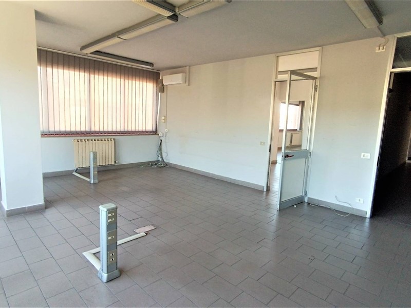 Ufficio in Affitto a Porto Sant'Elpidio, 1'800&euro;, 300 m²