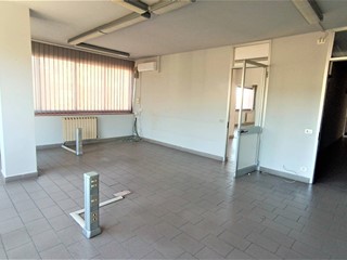 Ufficio in Affitto a Porto Sant'Elpidio, 1'800€, 300 m²