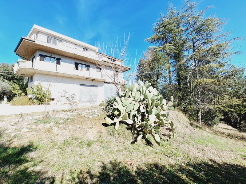 Casa Indipendente in Vendita a Castorano, 298'000€, 225 m², con Box