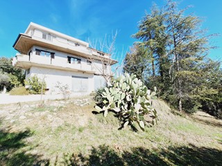 Casa Indipendente in Vendita a Castorano, 298'000€, 225 m², con Box