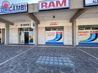 Immobile commerciale in Vendita a Ladispoli, 490'000€, 288 m²