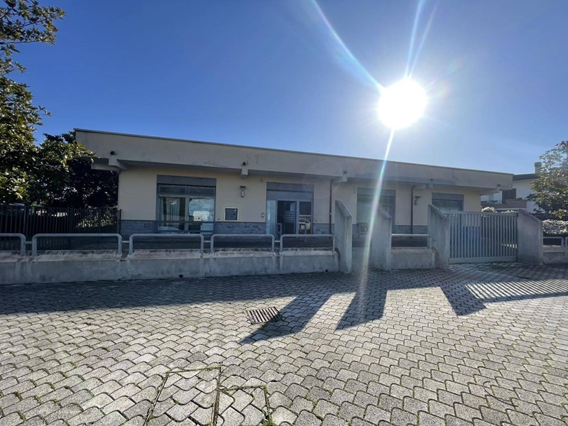 Immobile commerciale in Affitto a Alatri, 3'200€, 320 m²