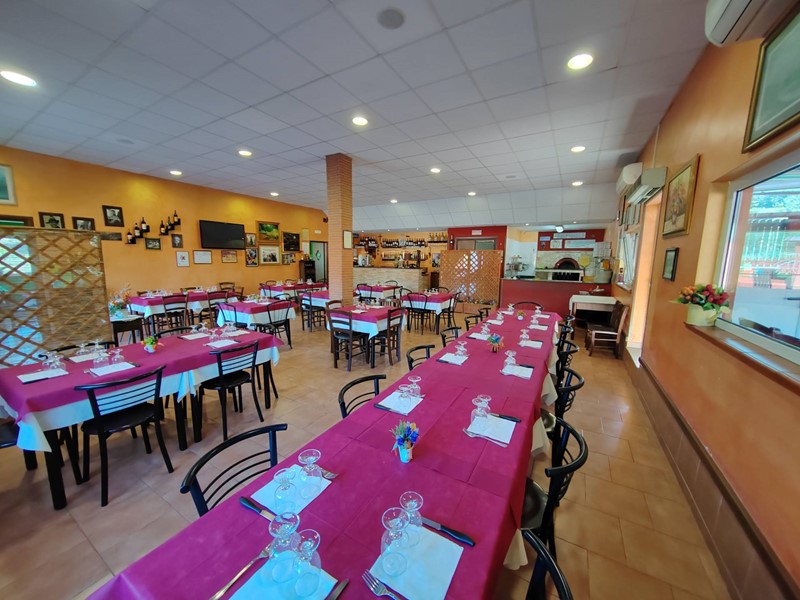 Immobile commerciale in Affitto a Sonnino, 2'500€, 300 m²