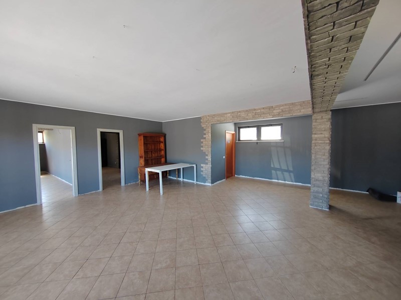 Immobile commerciale in Affitto a Ceccano, 1'400€, 140 m²