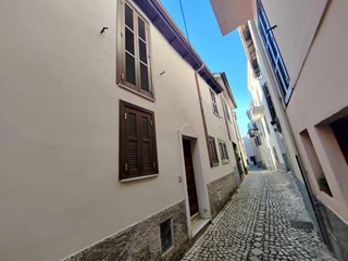 Appartamento in Vendita a Maenza, 47'000&euro;, 140 m²