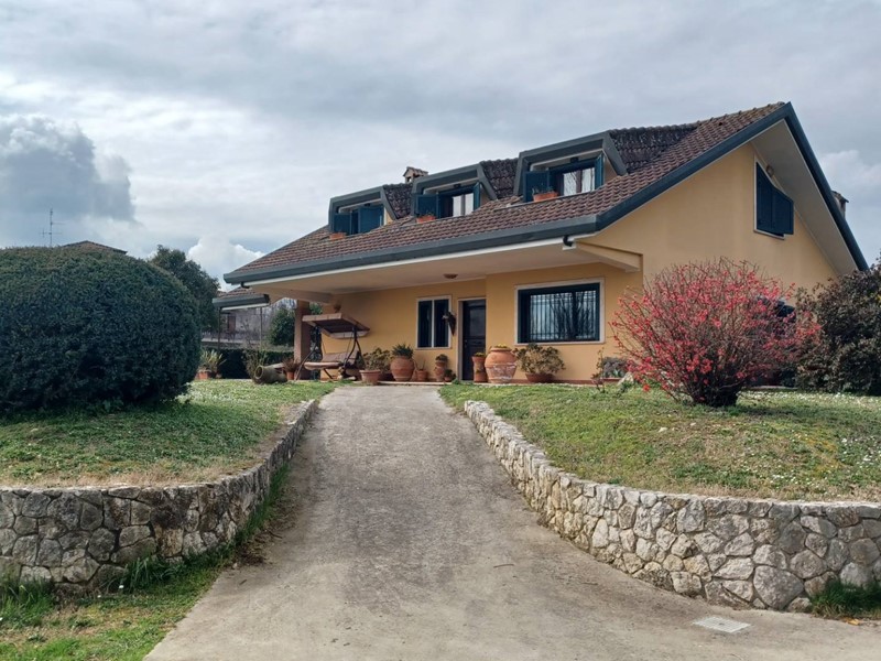 Villa in Vendita a Frosinone, 515'000€, 450 m²