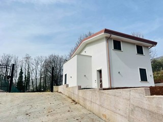 Villa in Vendita a Vico nel Lazio, 280'000€, 120 m²