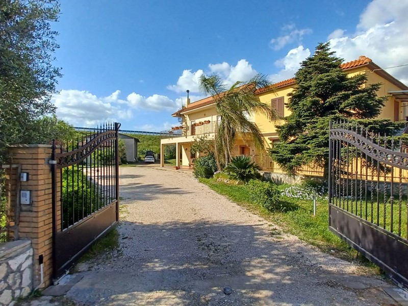Casa Semi Indipendente in Vendita a Terracina, 250 m²