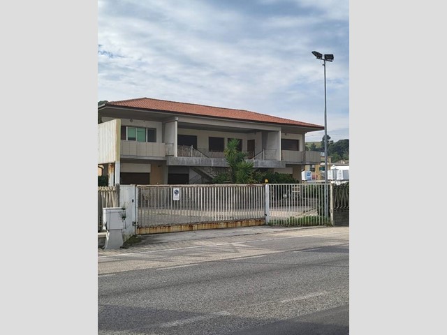 Capannone in Vendita a Silvi, 695'000€, 1060 m²