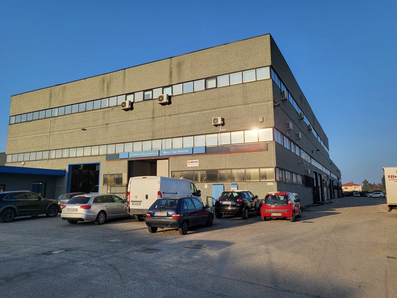 Capannone in Vendita a Montesilvano, 135'000€, 300 m²