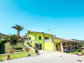 Villa in Vendita a Martinsicuro, 679'000€, 408 m²