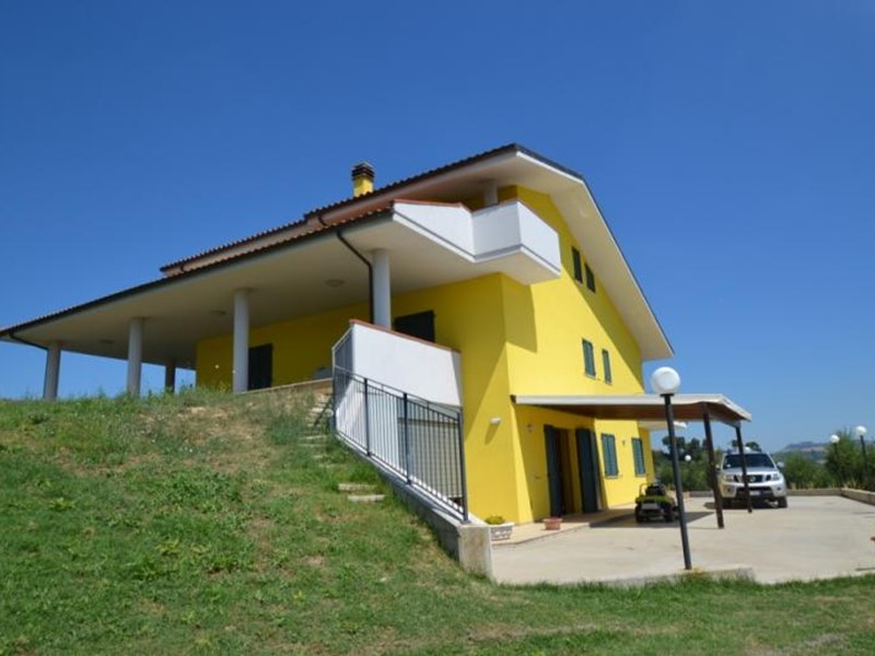 Rustico in Vendita a Offida, 420'000€, 450 m²