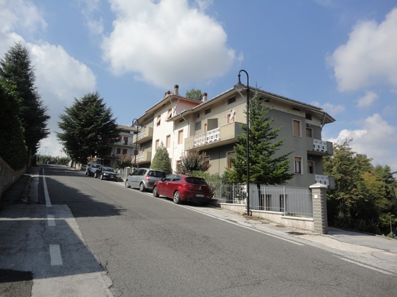 Appartamento in Vendita a Poggio San Marcello, 80'000€, 190 m²