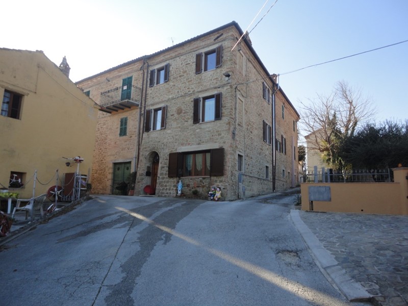 Appartamento in Vendita a Monte Roberto, 90'000€, 165 m²