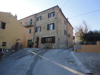 Appartamento in Vendita a Monte Roberto, 90'000€, 165 m²