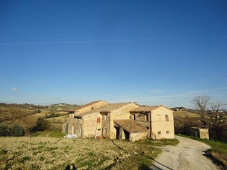 Rustico in Vendita a Jesi, 500 m²