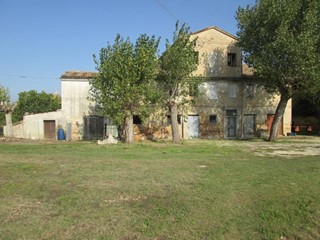 Rustico in Vendita a Jesi, 800 m²