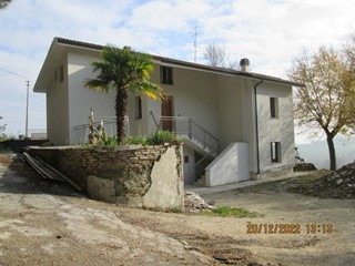 Villa in Vendita a Poggio San Marcello, 230'000€, 250 m²