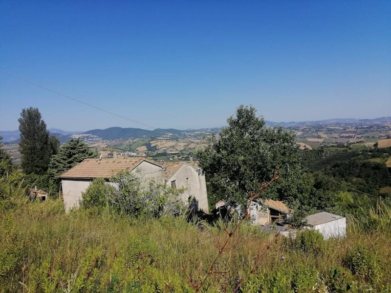 Attività commerciale in Vendita a Poggio San Marcello, 120'000€, 157 m²