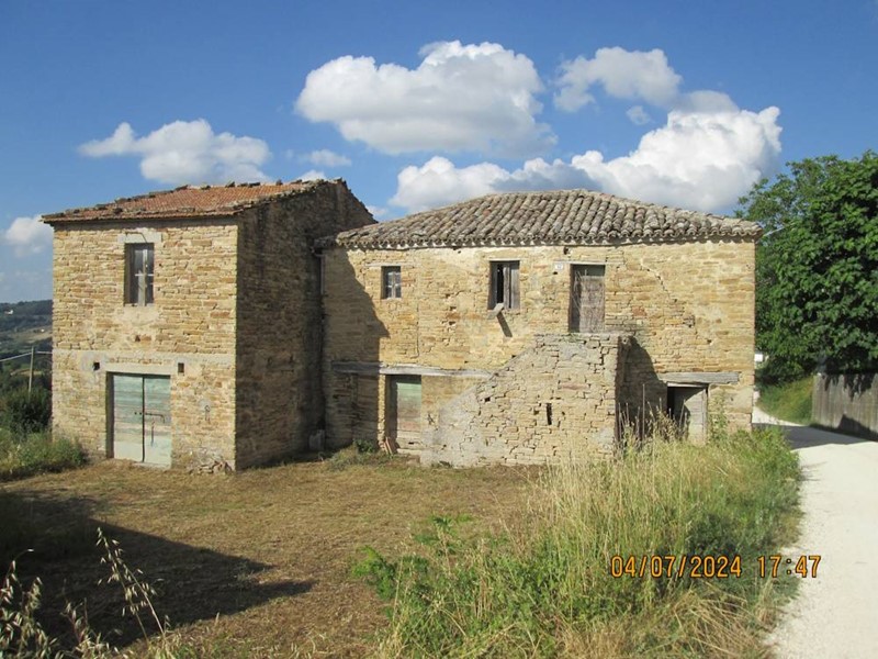 Rustico in Vendita a Apiro, 40'000&euro;, 290 m²