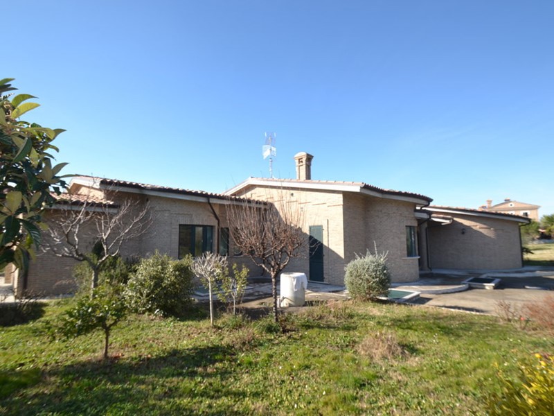Villa in Vendita a Monteprandone, 725 m²