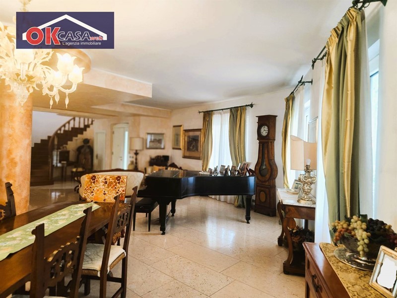 Villa in Vendita a Castel d'Azzano, 720'000€, 464 m²