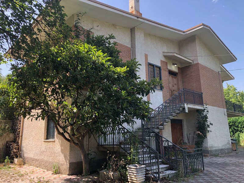 Villa in Vendita a Isola del Gran Sasso d'Italia, 150'000€, 157 m²