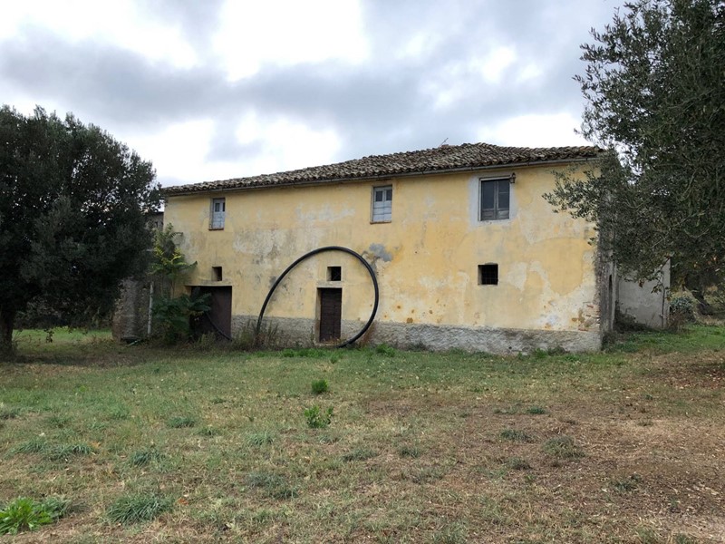 Rustico in Vendita a Bellante, 158'000€, 431 m²