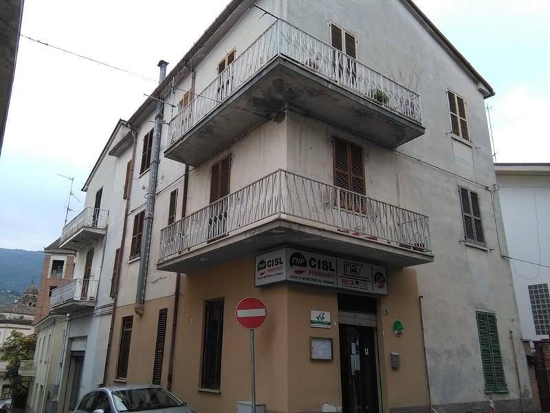 Appartamento in Vendita a Montorio al Vomano, 95'000€, 200 m²
