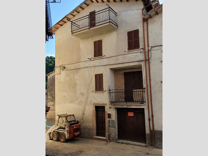 Villetta a schiera in Vendita a Scheggia e Pascelupo, 70'000&euro;, 120 m²